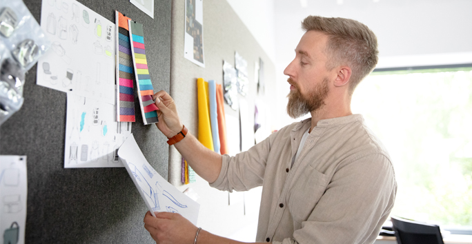 HALFAR® Designer mit Skizze einer Tasche und Farbmustern